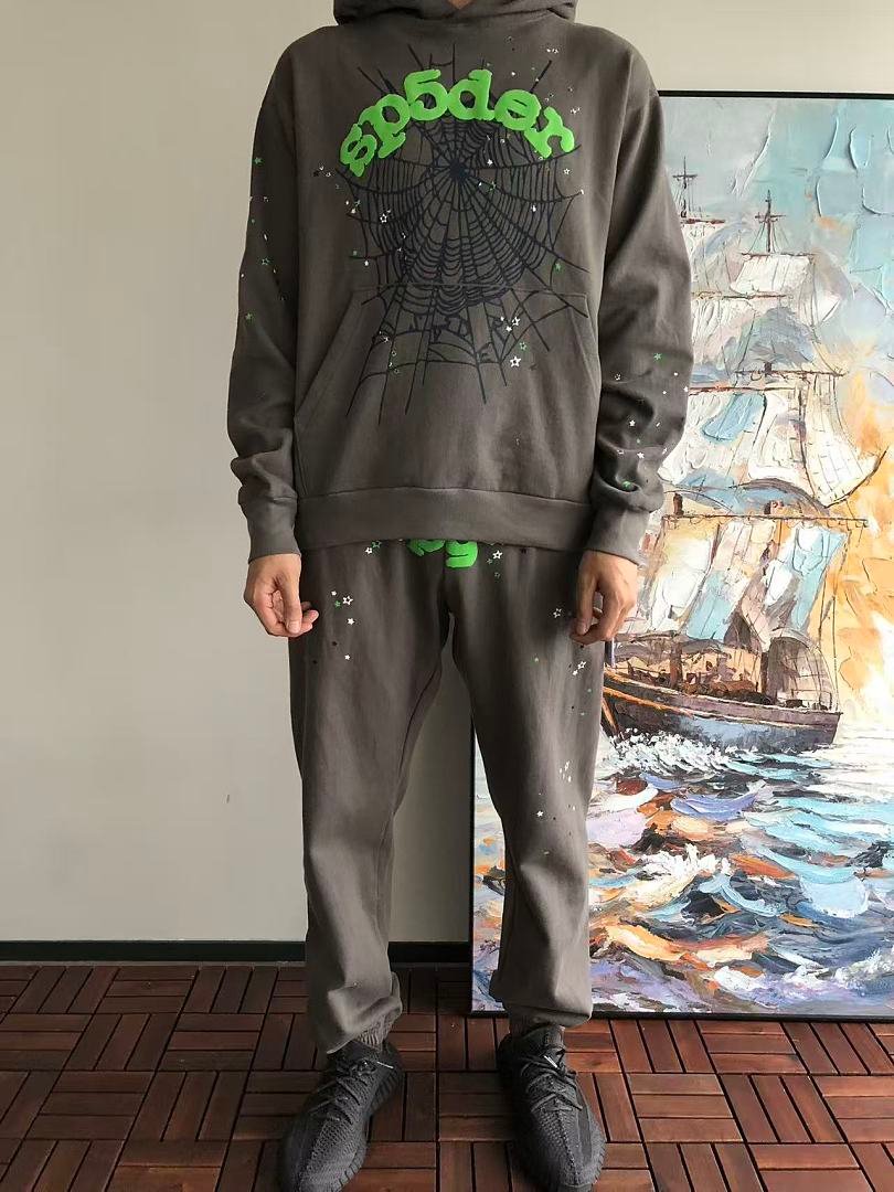 Sp5der fleece tracksuit set model graphic close-up