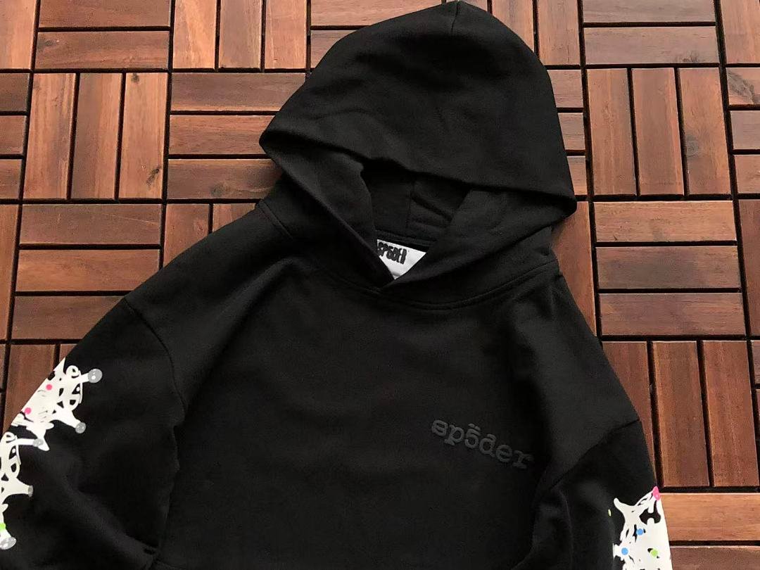 Sp5der tracksuit set styling shot (photo 8/34)