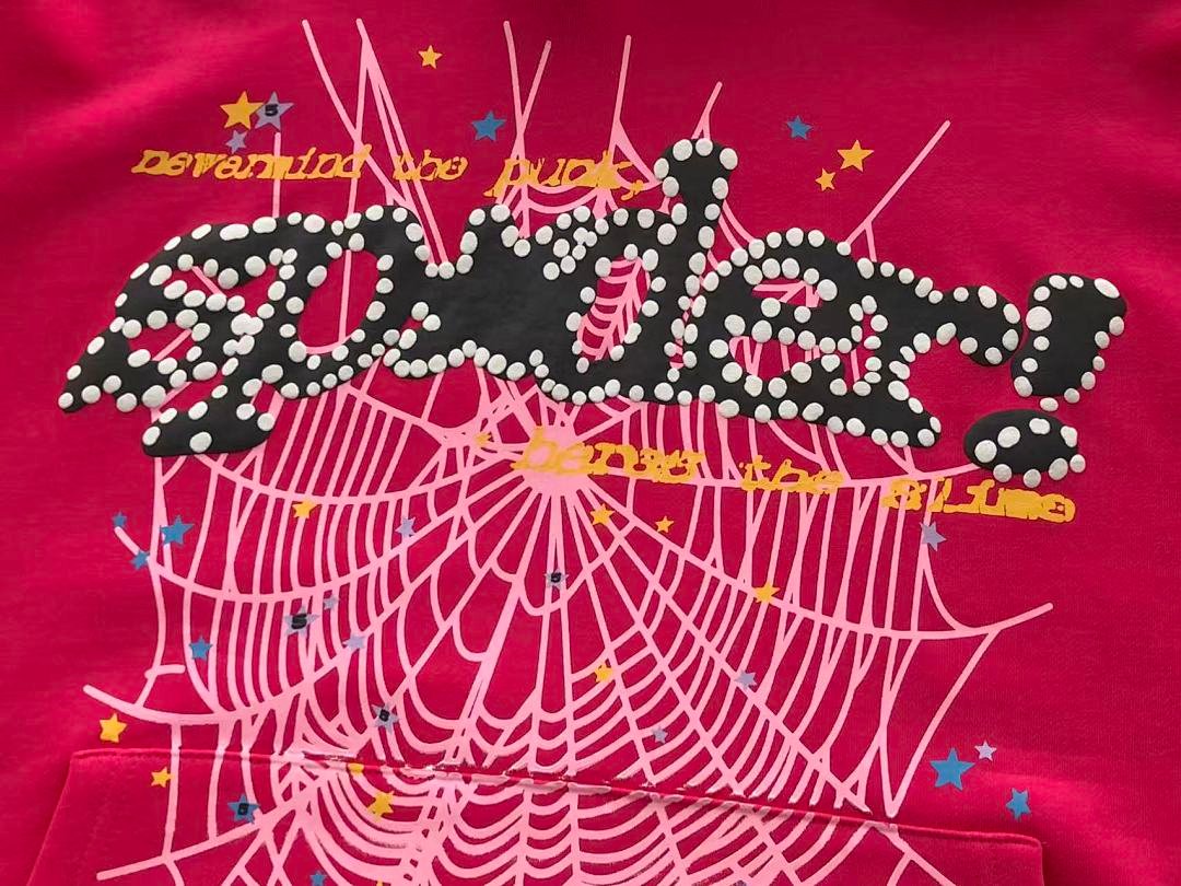 Sp5der tracksuit set model graphic close-up